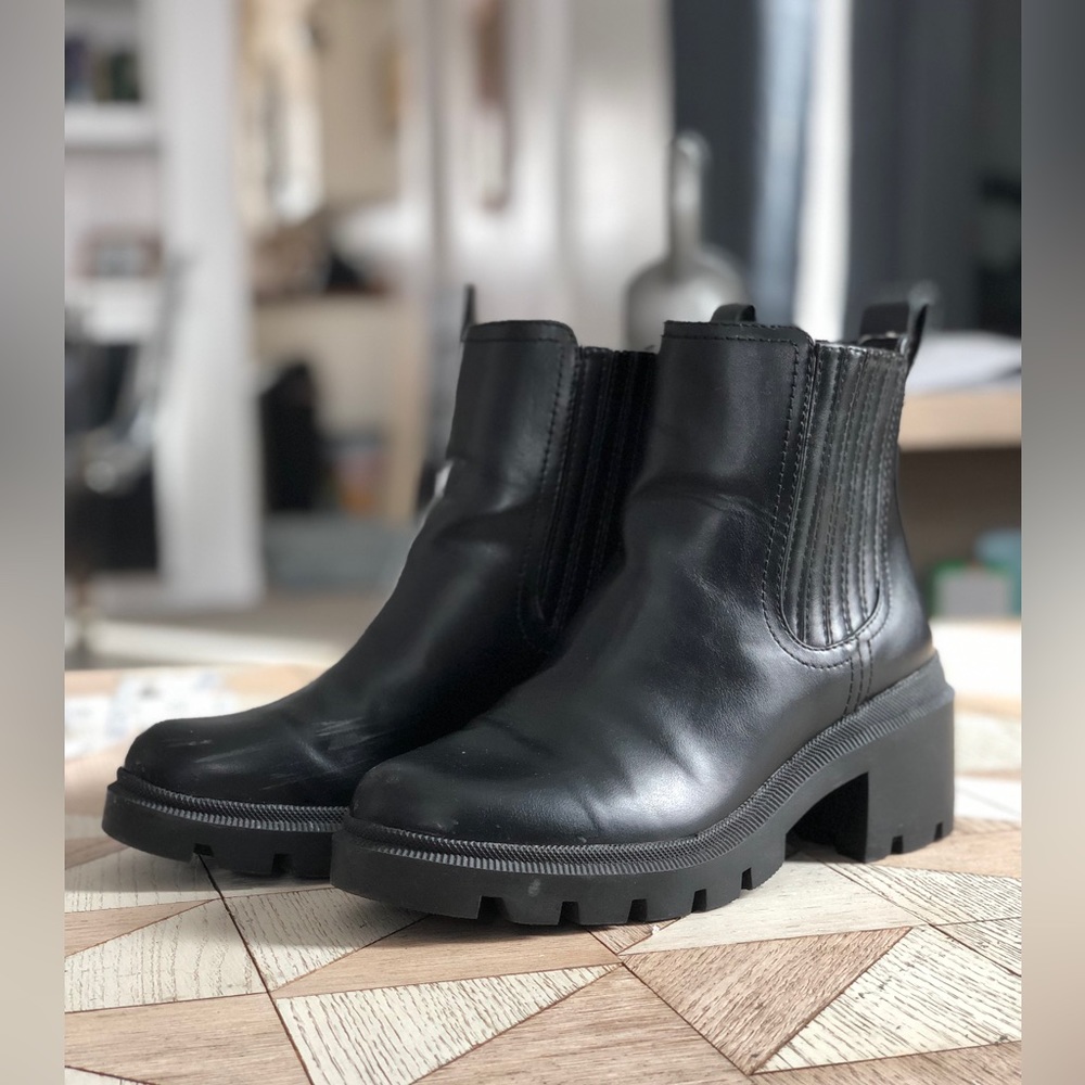Universal Threads Black Chelsea Naya Ankle Chelsea Boots, 8.5